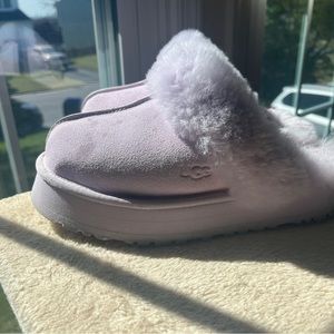 I am selling the UGG Women’s Disquette Slipper.